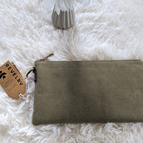 REVELRY 'NWT' Unisex 11x6 Khaki Toiletry Case - Picture 3 of 4